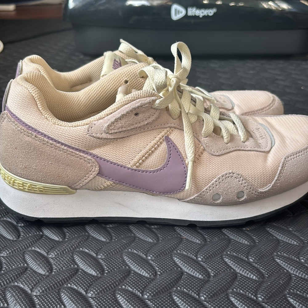 Nike venture runner